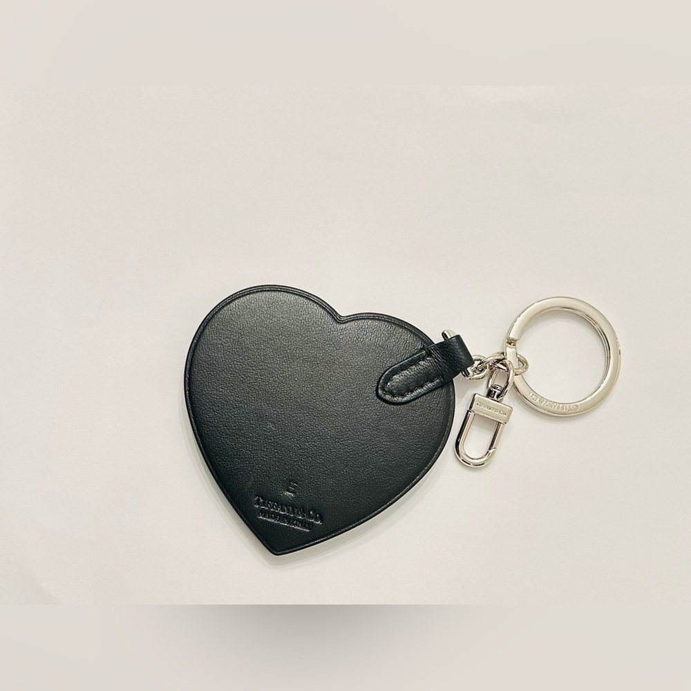 Return to Tiffany & Co. Padded Bag Charm in black leather. Engraved Letter E - Picture 8 of 9